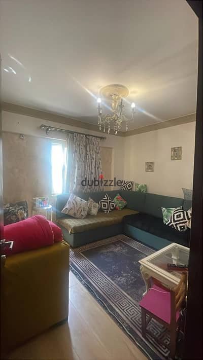 شقه للايجار السكنى بدون الفرش 130 م سموحه بالمربع الذهبى بالقرب من خير زمان /  بموقع متميز