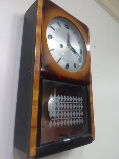 ساعة حائط 555