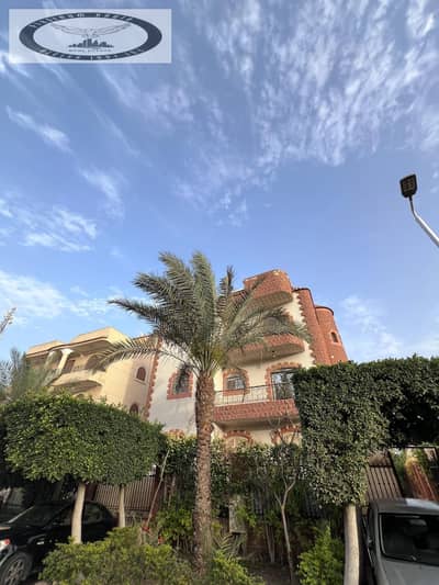 Furnished villa for rent in New Cairo, Fifth Settlement, Fourth District, near the courthouse and Al-Hamd Mosque. Prime location. Super Lux finishing.