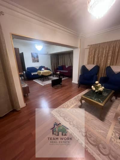 شقة تقع في الحي الأول (عمارات البنك) وعلى شارع النزهة الرئيسي مباشرة بسعر لApartment located in the First District (Bank Buildings) directly on Al قطة