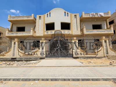 شقه ٤ غرف مساحة ٣٢٥م في ويست جولف اكستنشن، نصف تشطيب، موقع مميز بغرب الجولف