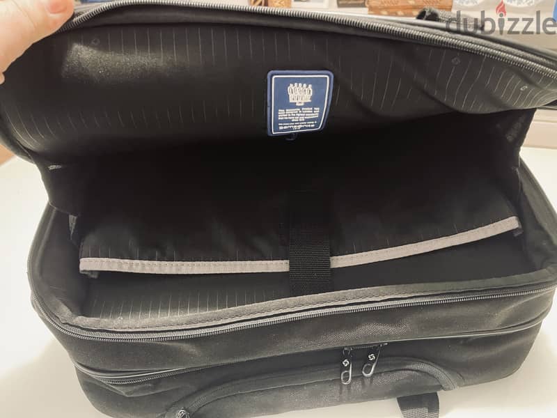 Black Samsonite 2 Wheel Luggage Case 2