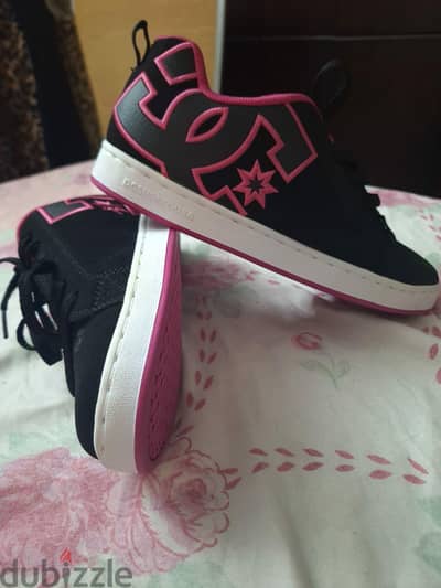 كوتشي DC Shoes جديد