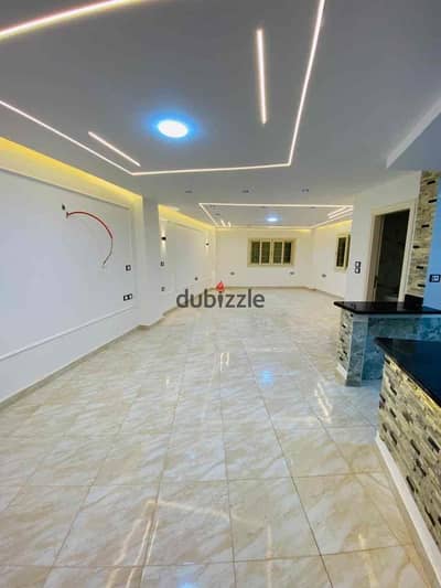  شقة لقطة سكني أو إداري – التجمع الخامس   جنب أرابيلا بلازا وكمبوند الدبلوماسيين – لوكيشن مميز جدًا   190م – أرضي مرتفع  غاز طبيعي  أول سكن – تشطيب ألترا سوبر لوكس  