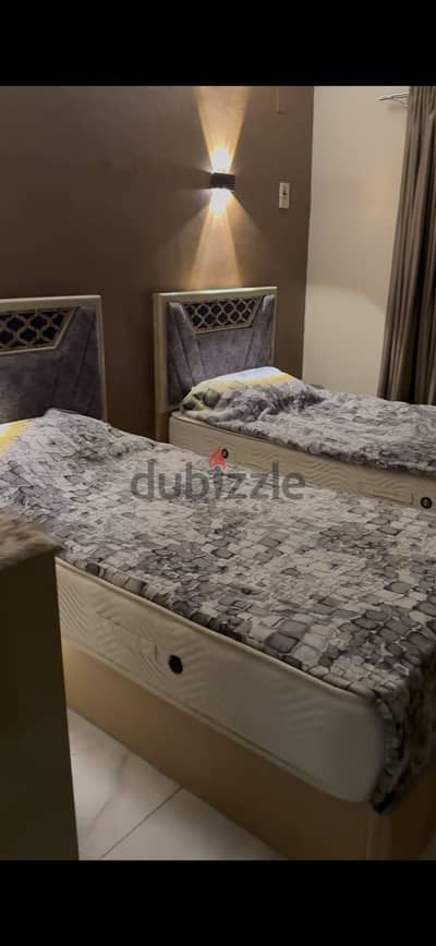 سريرين و محموعة ادراج مع مرايه فاشن