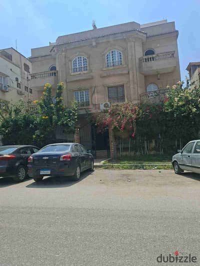 شقه للايجار   البنفسج ٣،القاهره الجديده   ٢٠٠ م ٣ غرف نوم  ٢ حمام   الدور ٢ ٢ بلكونة  *الإيجار 20 ألف*