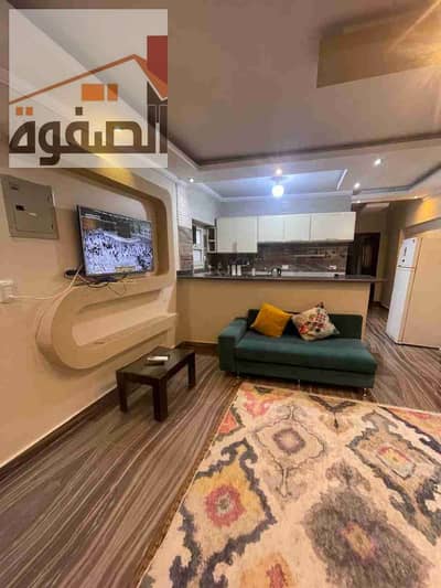 شقة للايجار مفروشة مكونة من غرفتين نوم وحمام المقطم شارع الجامعة الحديثة