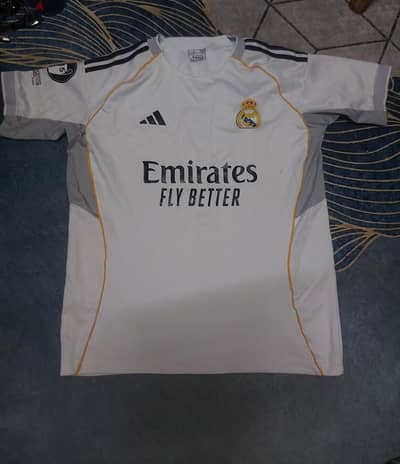 قميص Real Madrid بحالة ممتازة ب ٨٠ جنية