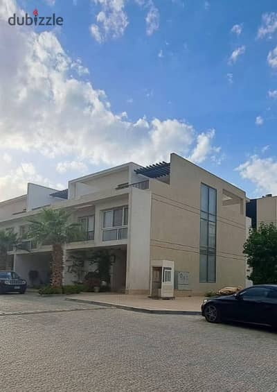 فيلاا للبيع في كمبوند pyramid Hills 6 October  إطلالة  مباشرة علي الأهرامات بجانب ماونتن فيو جيزه بلاتو