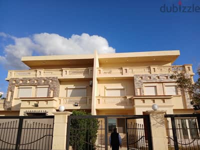 فيلا مكونه من ثلاثة ادوار وحديقه وجراج