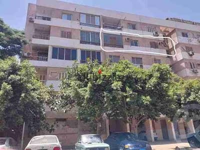 For sale 810-meter building in the Pyramids Gardens