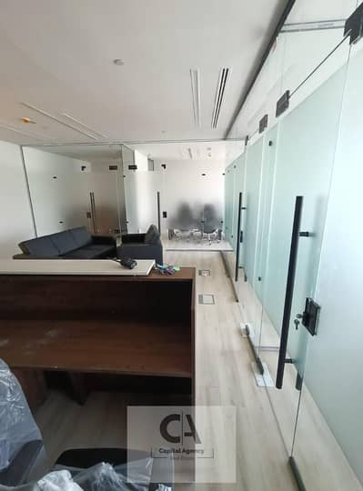 مكتب اداري 94 م للايجار متشطب بالتكيفات - في U Venues _ بالقرب من Park St و 5A  _ التجمع الخامس (بسعر مميز)