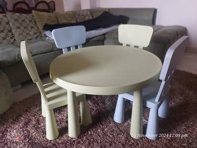 ترابيزه مدوره + ٤ كرسي من ايكيا ٤٠٠٠ جنيه