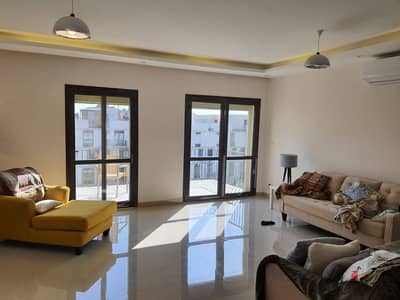 شقة للإيجار بالمطبخ والتكييفات في كمبوند الكورتيارد سوديك – مساحة واسعة وفيو لاند سكيب