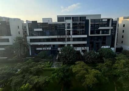 شقة بتشطيبات راقية جاهزة للتسليم بأرضيات خشبية هندسية و مطبخ رخام كلكتا من تصميم عمرو حلمي في ووتر واي التجمع الخامس 1 Waterway من تطوير شركة ووتر واي