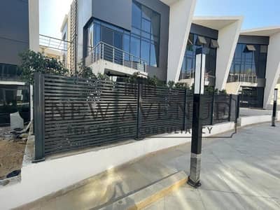فيلا سعر مميز بموقع مميز  في كمبوند لايف فيو الشروق ستي ٥ غرف نوم  ٥ حمامات  موقع مميز  نصف تشطيب    مساحة الأرض: ٣٢٢ م  مساحة المباني: ٣٠٩ م