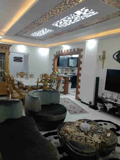 شقة 135 م للبيع بالفرش والاجهزه تشطيب هاي لوكس يوجد جميع المرافق مياه وكهرباء واسانسير 3 غرف نوم ريسبشن 3 قطع مطبخ حمام الدور التالت علوي بالإسكندرية العجمي الكيلو21 بشاطئ النخيل عمارات المعسكر بموقع متميز جدا