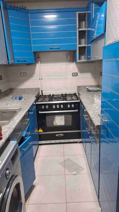 Semi-furnished apartment for rent in Tabrak Compound, Zahraa Al-Maadi, consisting of 2 bedrooms, a reception, 2 bathrooms, and a kitchen with superlux finishes and elegant furniture, consisting of two bedrooms, a reception, and two bathrooms, air-conditioned kitchen.