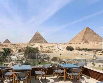 للإيجـــــــــــــــــار روف 700م بواجهة أيقونية داخل فندق بموقع حيوي واستثنائي أمام أهرامات الجيزة مباشرة.