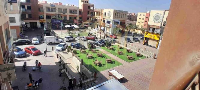 مكتب للايجار في الشيخ زايد مول المعز بلازا بجوار الجامعة الكندية 