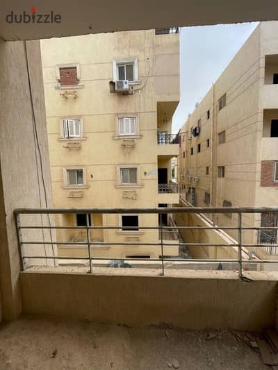شقة للبيع في مدينة الشروق في المنطقة الثامنة  ( نصف تشطيب )