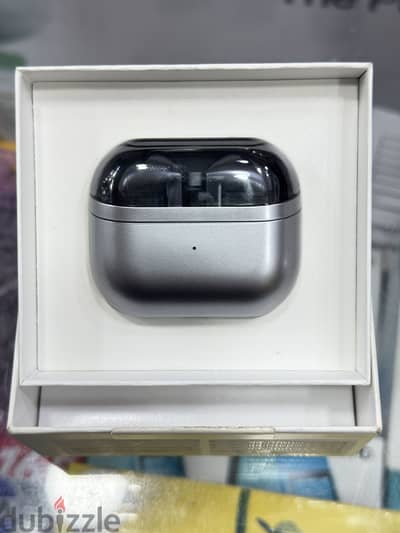 Samsung buds 3  مستعمل بحالة الجديد بالكرتونه والكبل