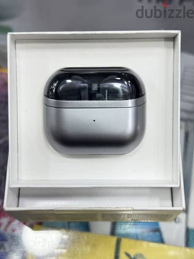 Samsung buds 3 بحالة الجديدة بالكرتونه والكبل متفكش