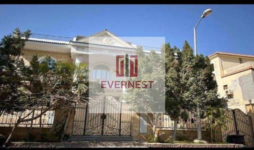 فيلا مستقلة للبيع – كمبوند الياسمين – الشيخ زايد  فيلا مستقلة بتشطيب ألترا مودرن داخل كمبوند الياسمين، بمساحات ضخمة وتقسيمة مميزة