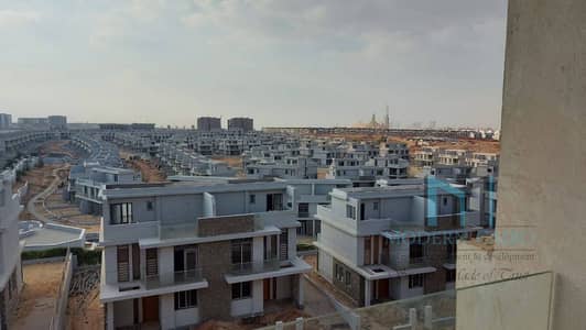 امتلك تاون هاوس بسعر سقه وافل سعر ف السوق وقريبه جدا من النادي بالبوسكو عاصمه كمبوند ساكن وعايش