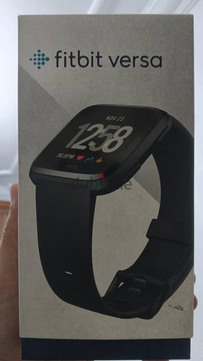 ساعة Fitbit versa بالعلبة و الشاحن و ٤ bands