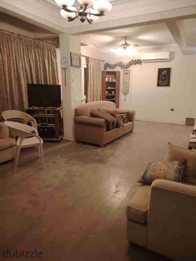 Apartment for sale in Heliopolis, Egypt, 120 m, fourth floor, elevator, 2 bedrooms, bathroom, and kitchen, facade buildings, 80s, elevator