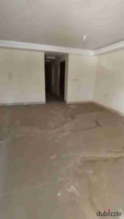 شقه للبيع مصر الجديدة بالقرب من عبد العزيز فهمي 200 م 3 غرفه 3 حمام رسبشن 3 قطع دور اول اسانسير
