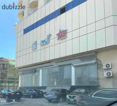 محل للايجار مول بلازا المعمورة الشاطئ مساحه ٣٥٨ متر بميزانين و بدروم ارضى