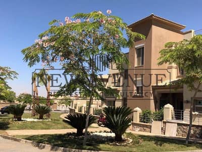 فيلا مستقلة تشطيب كامل بإطلالة على البحيرة للبيع في بالم هيلز قطامية PK1