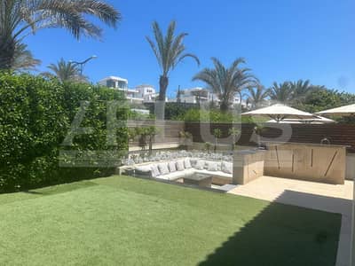 فيلا للبيع موقع مميز جدا خطوات الى البحر مراسي الساحل الشمالى