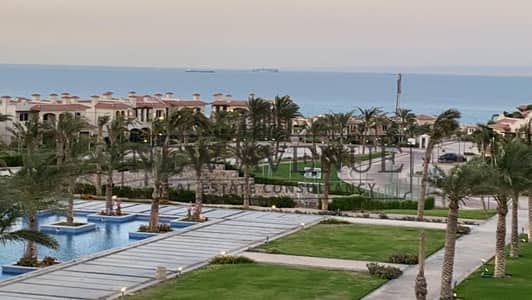 شاليه على البحر مفروش بالكامل استلام فوري ٣ غرف نوم  ٢ حمام  لا فيستا 6 بالعين السخنة