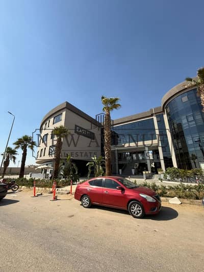 عيادة للإيجار 80 متر بمبنى متشطبة بالكامل بمنطقة اللوتس بالقرب من الجولدن سكوير باقل سعر فى التجمع