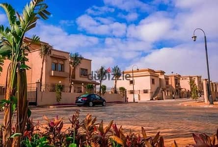استلام فورى وكامله التشطيب بالتكيفات فيلا للبيع بفيو مفتوح واضاءه طبيعيه قويه تصميم مميز كمبوند  Rehana residence  كمبوند سكنى  ارقى المشروعات السكنية