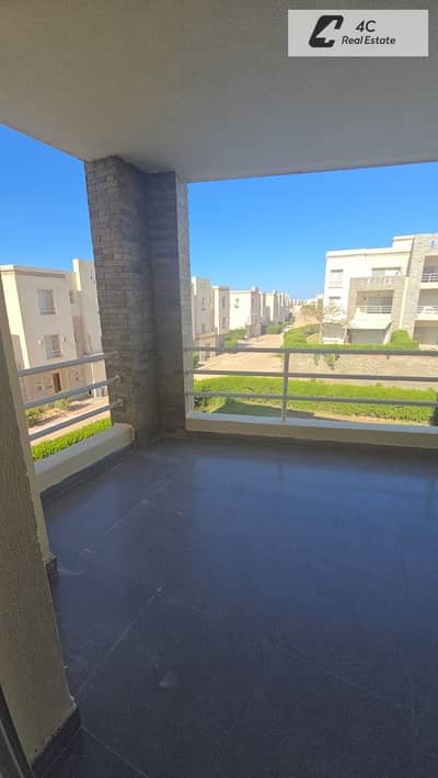 شاليه بمساحة ١٤٠ م متشطب بالفرش  للبيع بأقل من سعر السوق فيو على البحر وحمام سباحة على بُعد خطوات من البحر، في موقع متميز جدًا في أمواج، الساحل الشمال