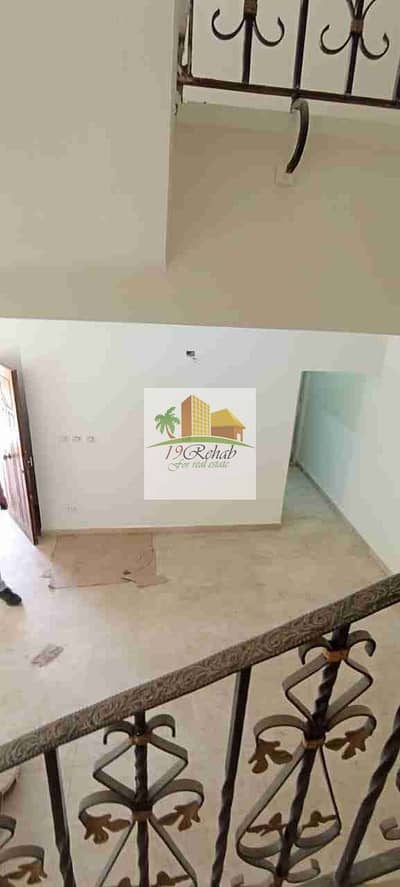 ايجار في فيلات الرحاب 1  وبجوار مول جيت واي ومول 2 رباعيه رائعه  مساحه الارض 250م مباني 200م ريسيبشن - مطبخ - حمام ضيوف  3نوم منهم ماستر - حمام مشترك- معيشه الرووف به غرفه بالحمام الخاص