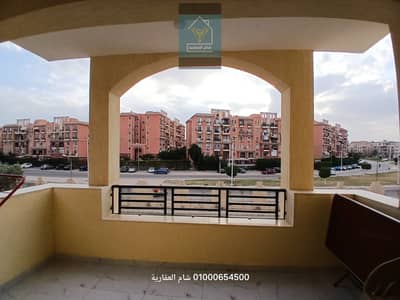 شقة للبيع بالفرش بالشيخ زايد كومباوند الياسمين دور اول عالشارع