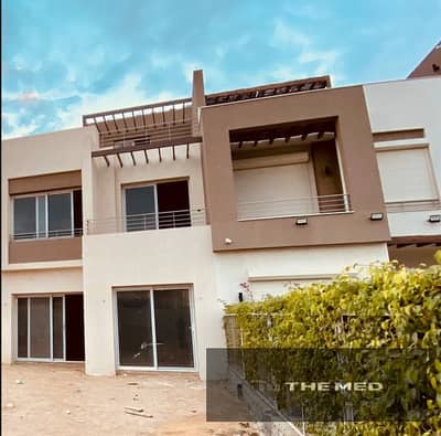 Twin house for sale in a prime location in Palm Valley, ready to move, in the eastern expansions