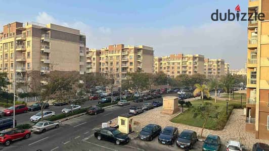 للبيع شقه في مدينتي لقطه    للبيع شقه في مدينتي B11  مساحه: 82 متر 2 غرفه + 1 حمام تشطيب الشركه  الدور: تاني  فيو طرفيه بارك وجاردن وشارع  وتري الجامع و الخدمات خطوه من اول سيزون و الكرافت زون  بحري