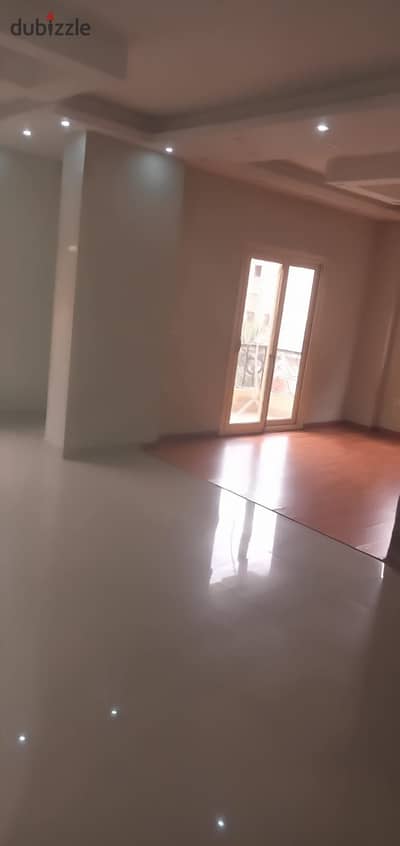  **شقة للبيع في القاهرة الجديدة – التجمع الأول (البنفسج عمارات)**    **تفاصيل الوحدة:** •  المساحة: 160 متر (تقسيم داخلي مريح جدًا) •  الدو