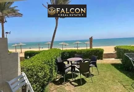 فرصة للإستثمار شاليه بتشطيب فندقي + Serviced  ع البحر مباشرة فـ Marina 5 بالتقسيط حتي 10 سنين , اجدد طرح بسعر اللونش