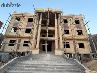198 sqm apartment in Golf City, Obour with golf and lake views, 3 beds, 3 baths, elevator, garage parking, near Carrefour Obour. Great investment. Dea