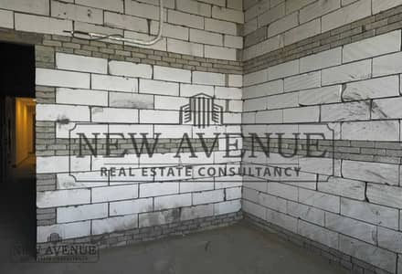 مكتب بيع  استلام فوري مع اقل مقدم في ليك فيو Lake View