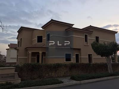 فيلا مستقلة للبيع اقل من سعر السوق ريسيل استلام فوري متشطبة بالاجهزة والفرش بحمام سباحة خاص في كمبوند ليك فيو 1 برايم لوكيشن