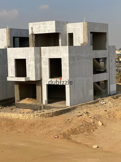 Prime location 4 Bedrooms Twin house for Sale in Steight New Cairo