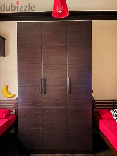 دولاب MDF بحالة ممتازة — 135×60×240 سم — استعمال خفيف